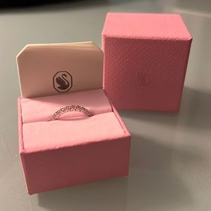 Swarovski Matrix ring
Round cut, Pink, Rhodium plated